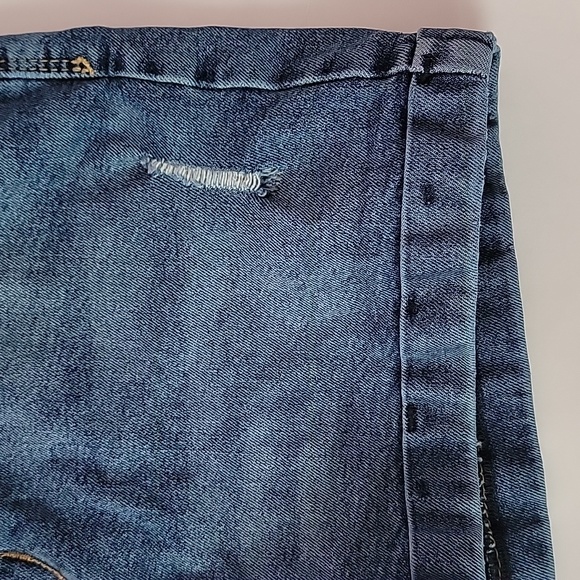 Levi's Denizen Denim Mom Shorts/ 28. - Picture 6 of 9